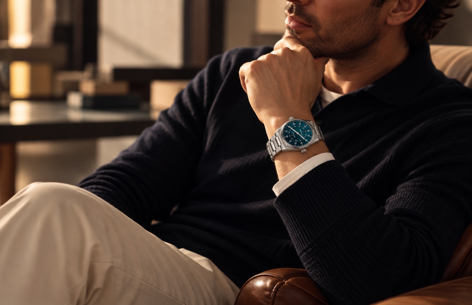 MeisterSinger Uhr am Handgelenk eines Mannes im Ledersessel